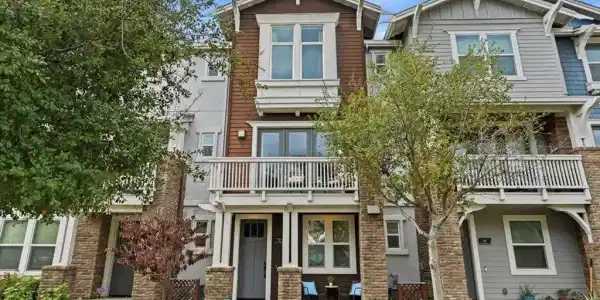 845 De Guigne Drive