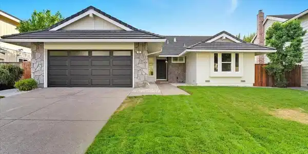 11 Paddock Ct