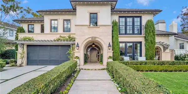 1807 Newport Hills Dr E