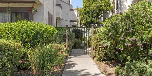 3938 Voltaire St