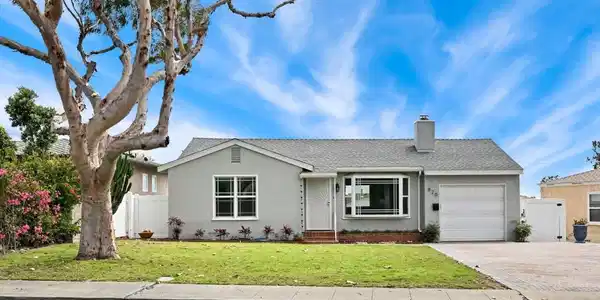 820 Country Club Dr.