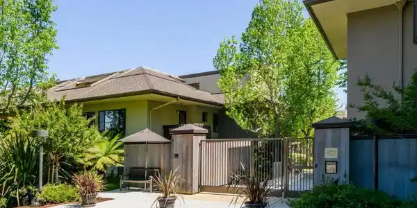 2140 Santa Cruz Avenue