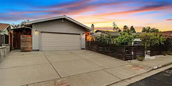 335 Lakeside Ct