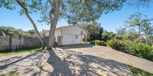15400 Oak Hills Drive
