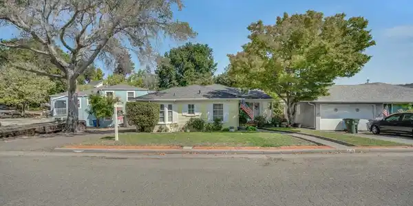 608 La Cadena St
