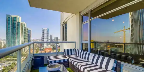700 W E St