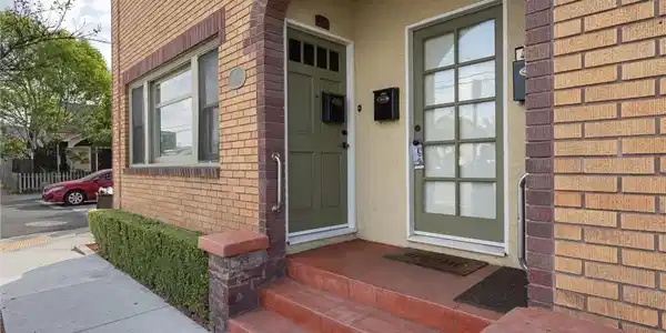 2546 E 10th