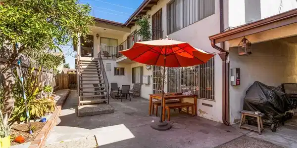 4133 E Mendez