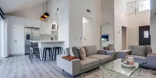 546 Via De La Valle