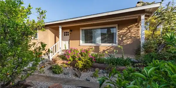 1121 Vista Way
