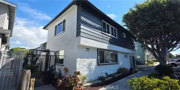 1057 E Appleton