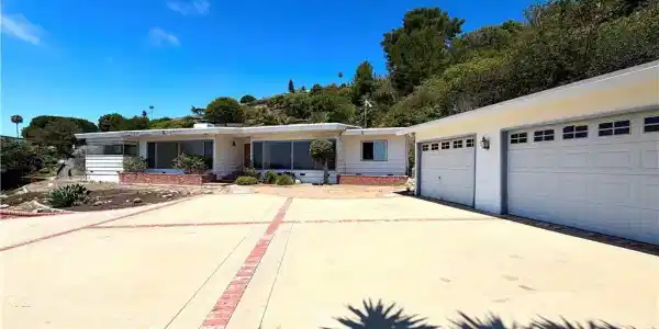 3079 Deluna