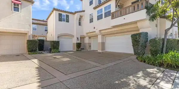 6415 Terraza Portico