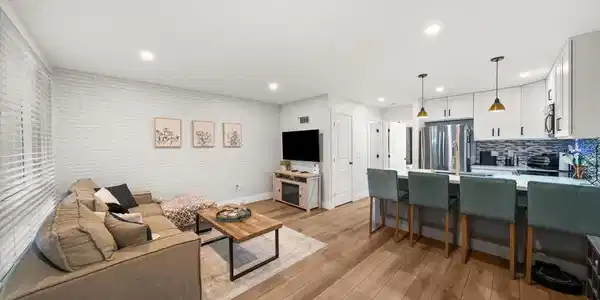 1124 Eureka