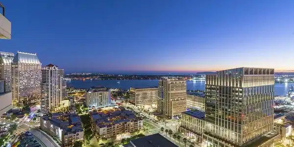 700 W E St
