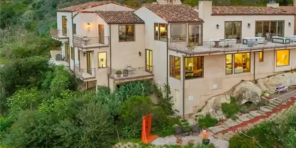 2516 Temple Hills Drive