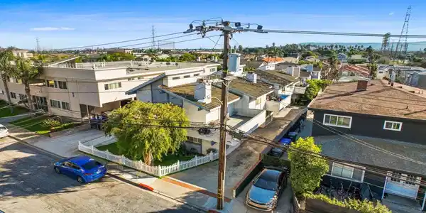 2718 Vanderbilt Lane