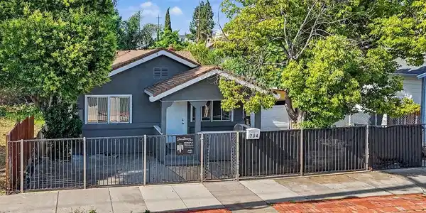 704 W 9Th St