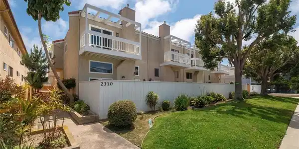 2310 Vanderbilt Lane