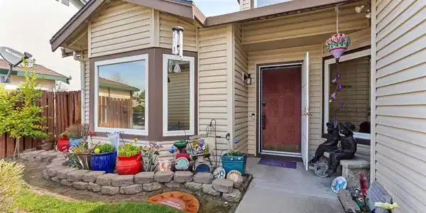 2901 Larkspur Dr.