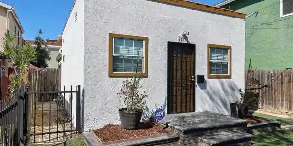 2439 E 15th