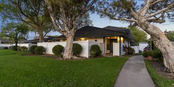 2324 Miramar Walk