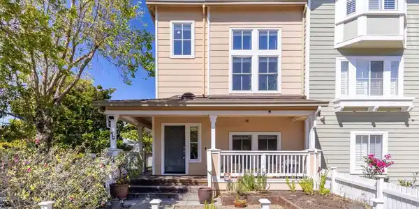 10 Creekside Lane