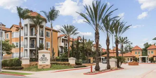 2150 Camino De La Reina