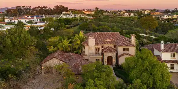 5560 Meadows Del Mar