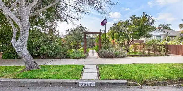 3591 Grand View