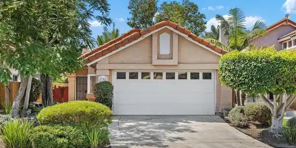 1746 Avenida Alta Mira