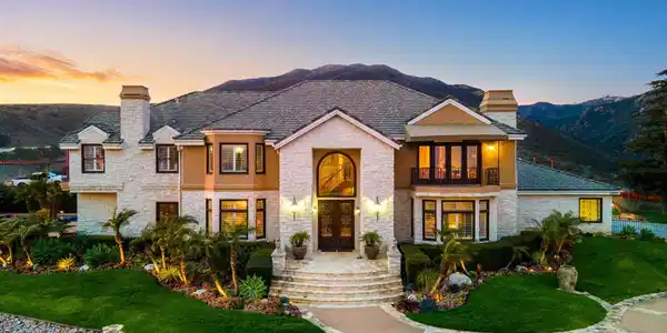 5810 Zumirez Drive