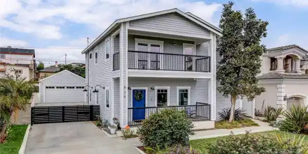 825 Center