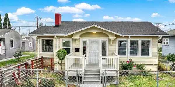 1009 106Th Ave