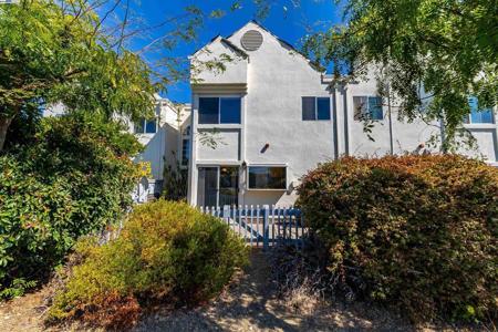 7 Shoal Dr E