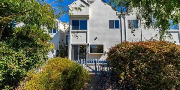 7 Shoal Dr E