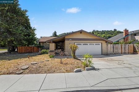 2498 La Reina St