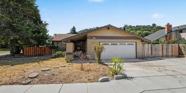 2498 La Reina St