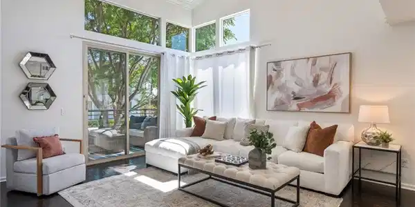 5547 Strand