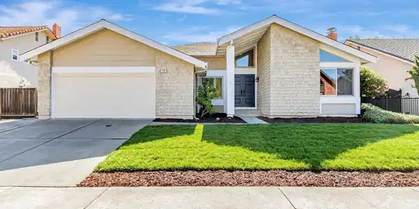 260 Jacaranda Dr