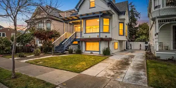 1036 Regent St
