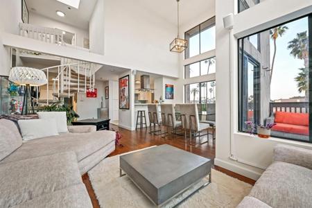 881 Thomas Ave