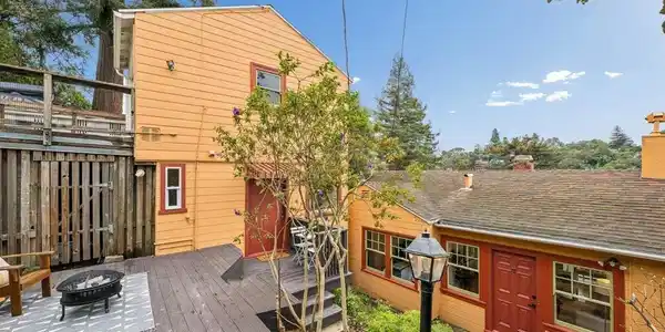 233 Capricorn Ave