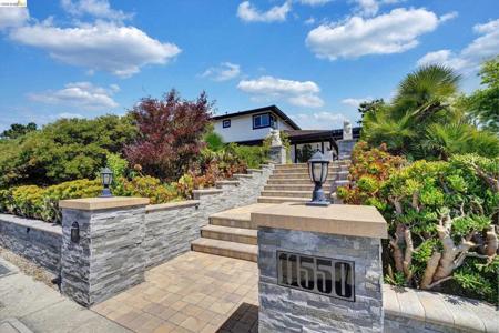 11550 Skyline Blvd