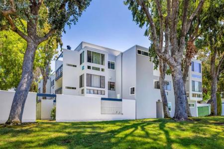 1033 Shell Boulevard