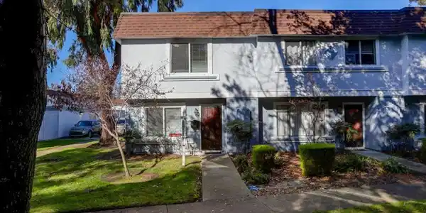 1912 Vinedale Square