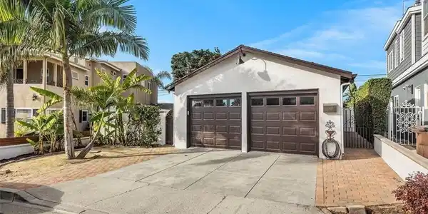 228 W Mariposa