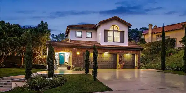 5 Glastonbury Pl