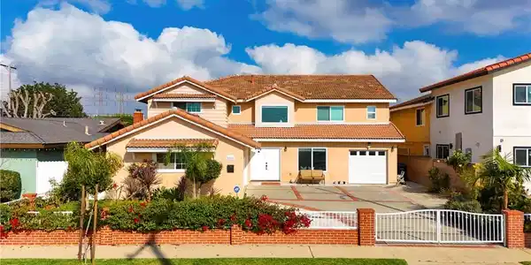 8715 El Lago