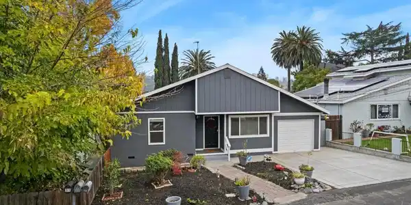 31 Adelaide Dr